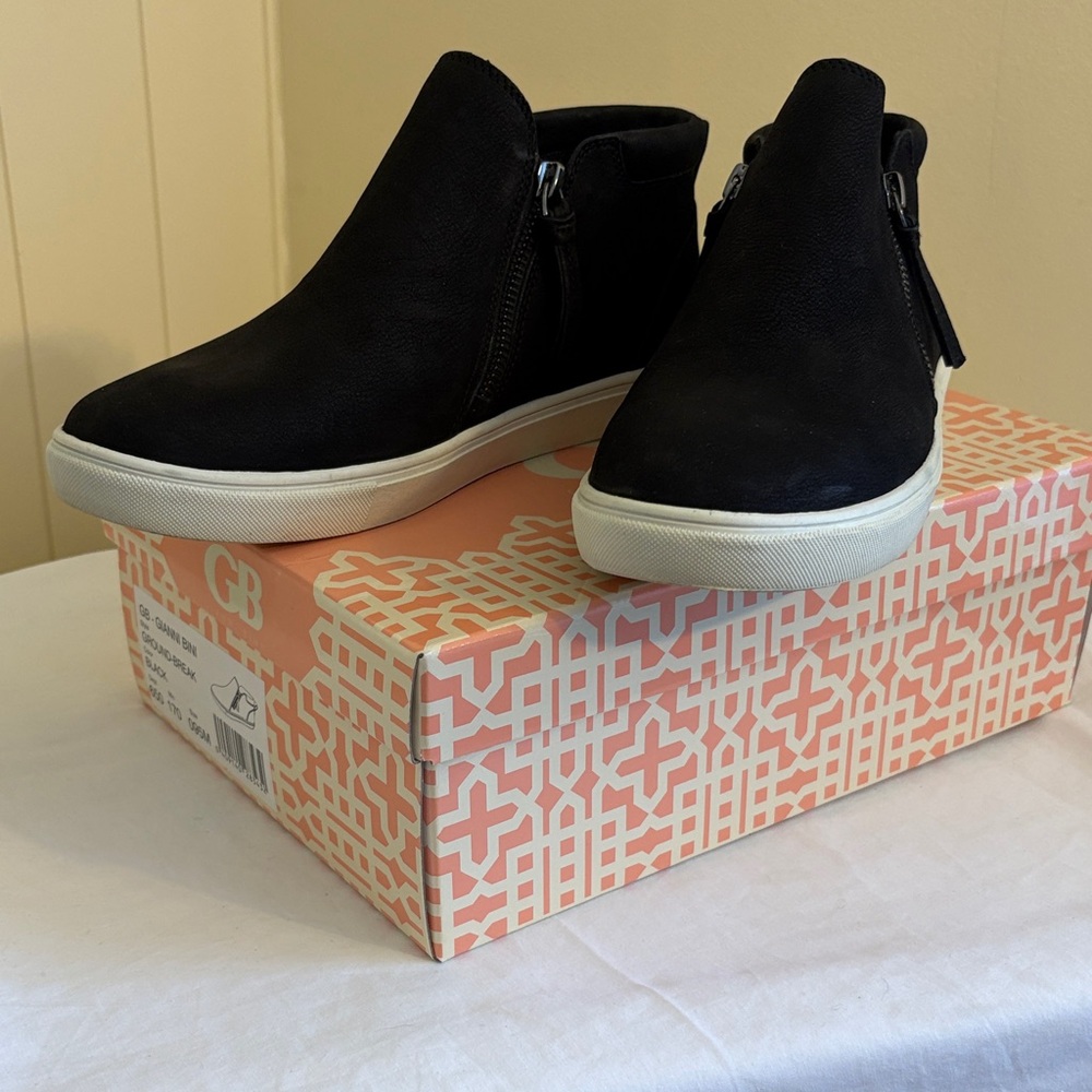Gianni Bini Black Slip-On Ground Break Sneaker Shoes White Sole Women’s 9.5‎